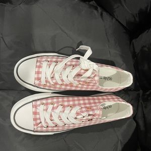 I’m a small business owner and I’m trying to sell my products on poshmark